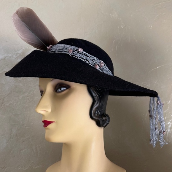 IMPRESSIVE 1940s\' BLACK FELT FOLDED WIDE BRIM HAT + FEATHER + DOTTED VEIL main image 4
